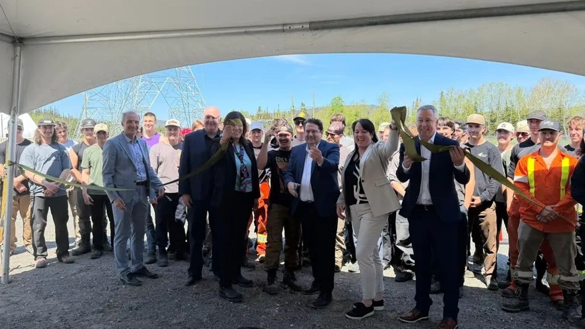 De gauche à droite : Michel Laplace, directeur général du Centre de services scolaire (CSS) de la Baie-James – Denis Lamothe, député d’Ungava – Kateri Champagne Jourdain, ministre des Ressources naturelles et des Forêts et ministre responsable de la Société du Plan Nord (SPN) – Bernard Drainville, ministre de l’Économie, de l’Innovation et de l’Énergie – Isabel Théoret, directrice par intérim du Centre de formation professionnelle (CFP) de la Baie-James et Dominic Roy, vice-président exécutif aux Ressources humaines chez Hydro-Québec, lors de l’inauguration du pôle de formation de monteurs de lignes le 8 juin 2026 à Chibougamau