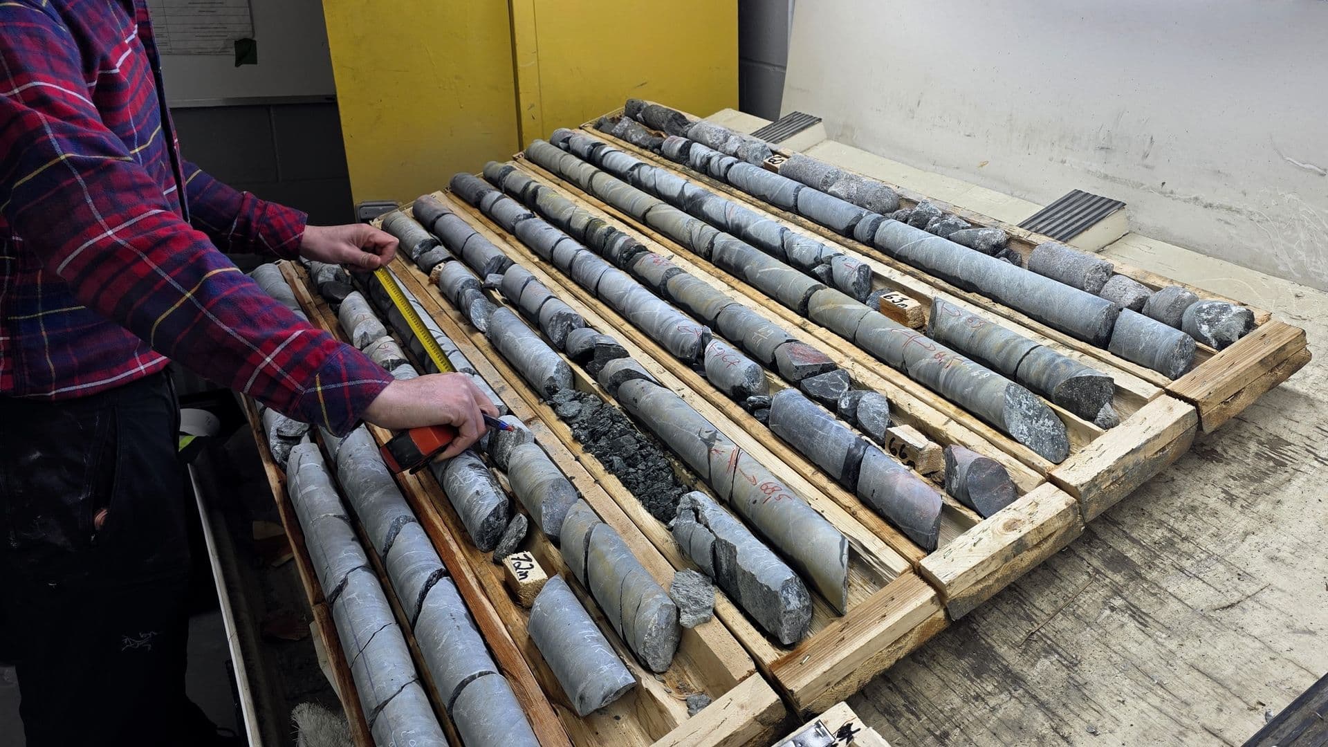 Un des géologues de Nuvau Minerals en train de mesurer la récupération et les fractures sur la carotte de forage fraîchement forée durant la campagne d'hiver 2026
