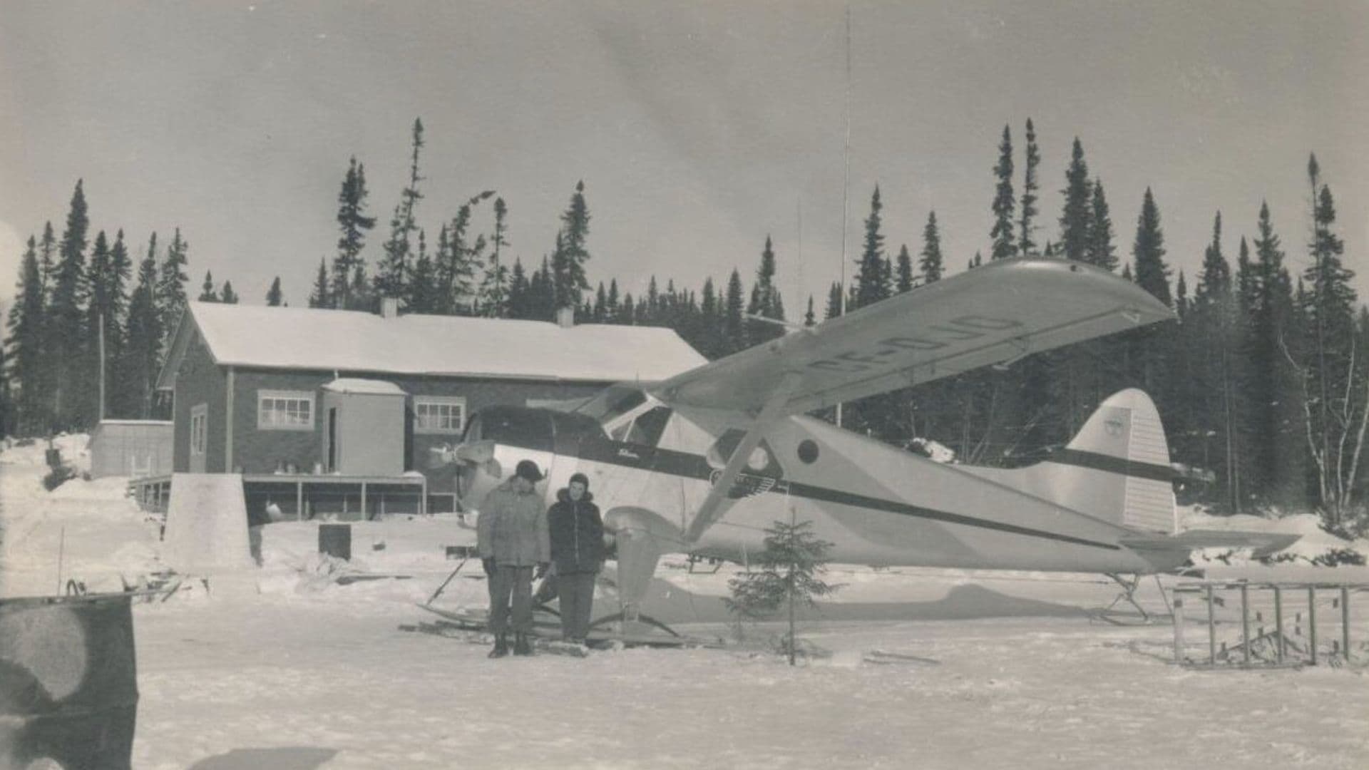 Thomas Fecteau et Françoise Gaudreau à la base d'Air Fecteau du lac Caché. 21 décembre 1952. Société d’histoire de la Baie-James | P171,S2,SS2,D23,P1.