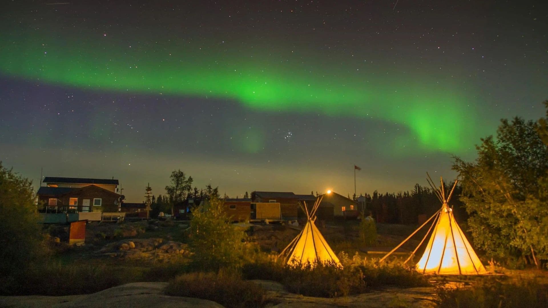 Tipis sous les aurores boréales 