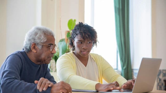 Proche aidance : deux nouveaux outils pour mieux soutenir les personnes issues de l’immigration