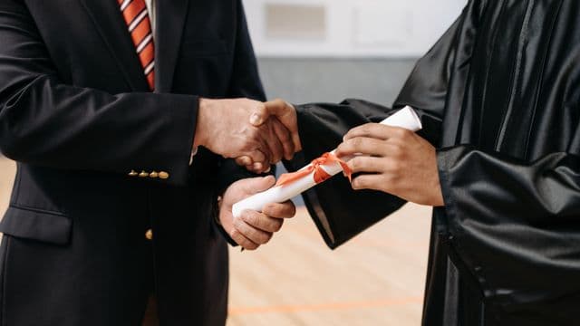 https://auroreinfo.com/api/articles/file/image-remise-diplome-pexels-640x360.jpg