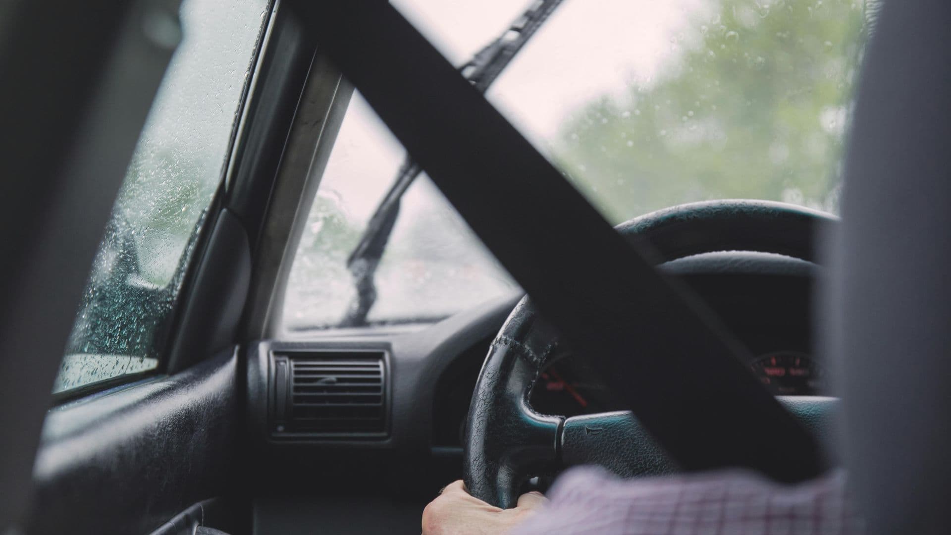 une personne en auto attachée par une ceinture de sécurité 