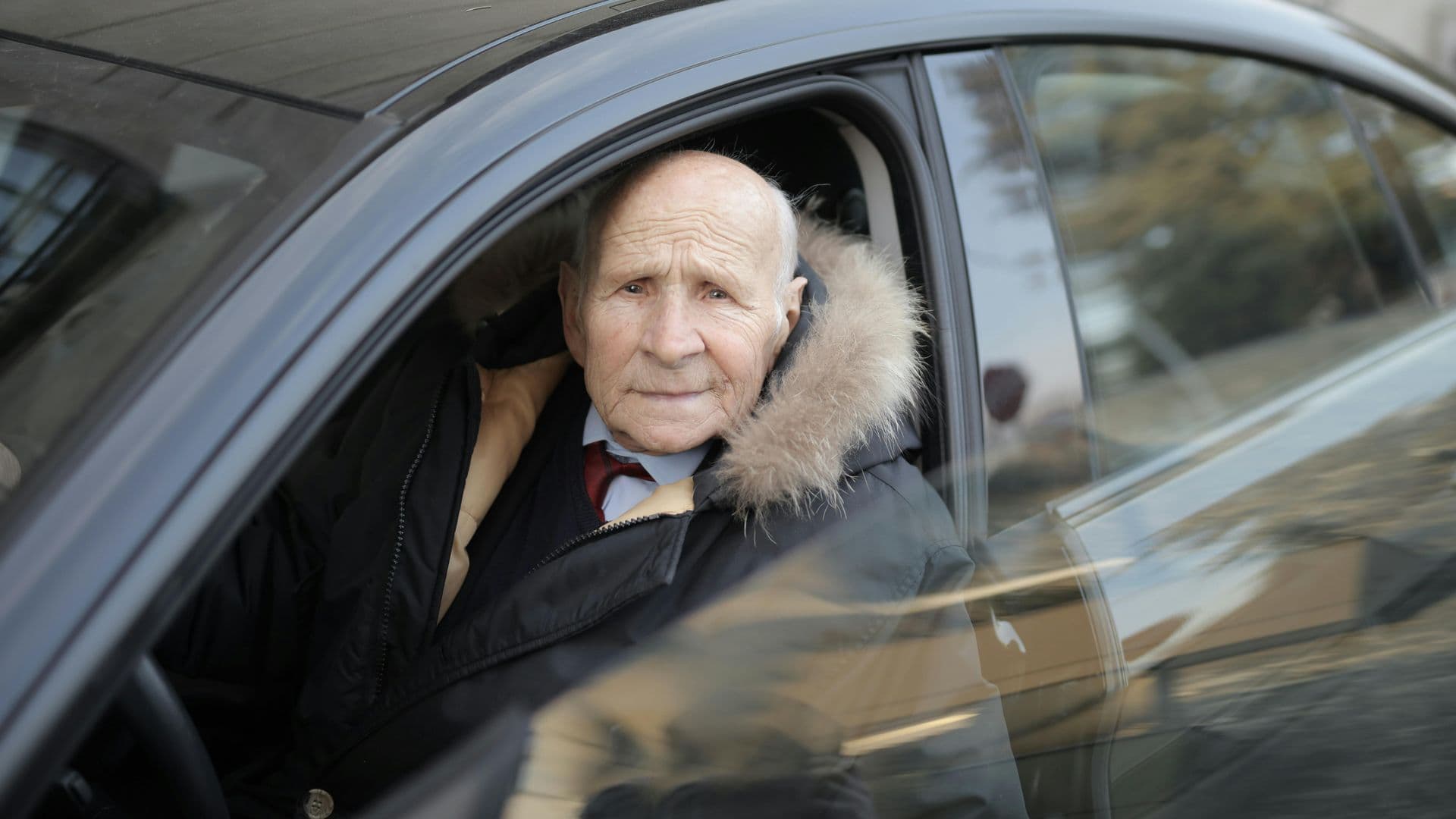 Aîné dans une voiture 