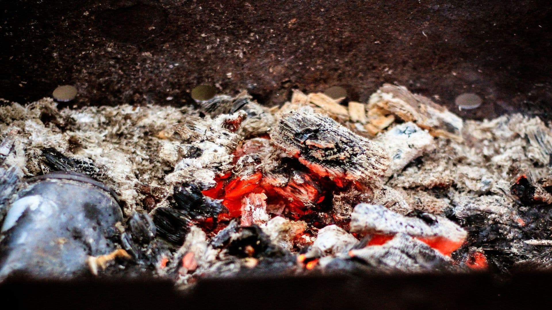 Les cendres chaudes peuvent rester actives jusqu’à une semaine après leur combustion.