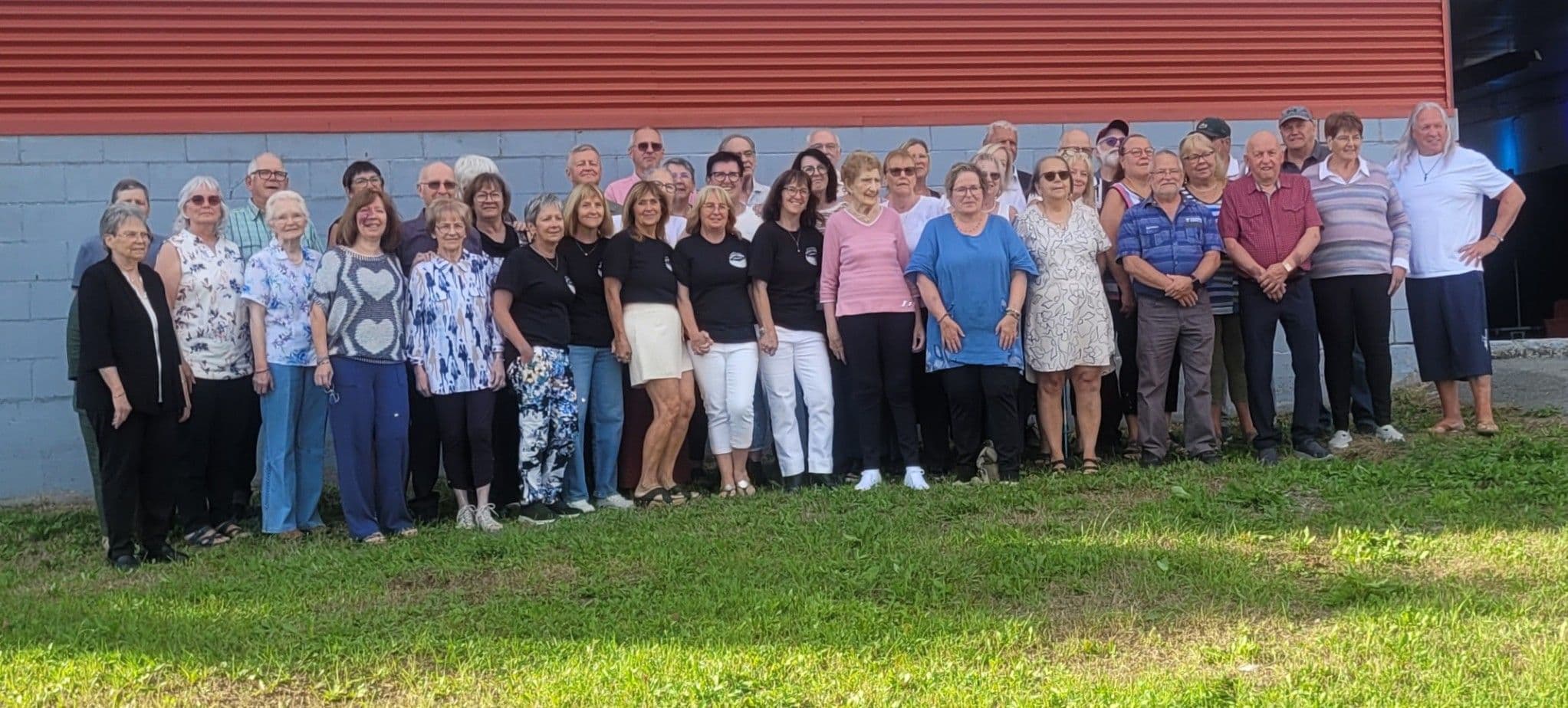Rassemblement des citoyens résidant à Lebel-sur-Quévillon lors de sa création en 1966, à l'occasion des célébrations du 60e anniversaire 