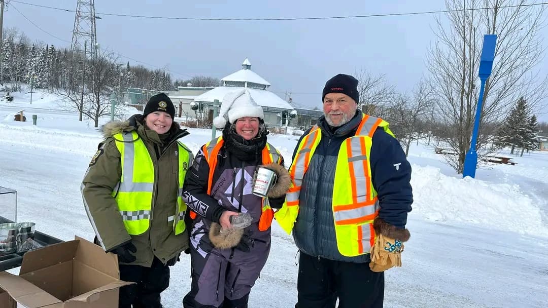 Bénévoles lors de la guignolée des médias organisée le 4 décembre 2025 à Matagami dont René Dubé, maire de la Ville