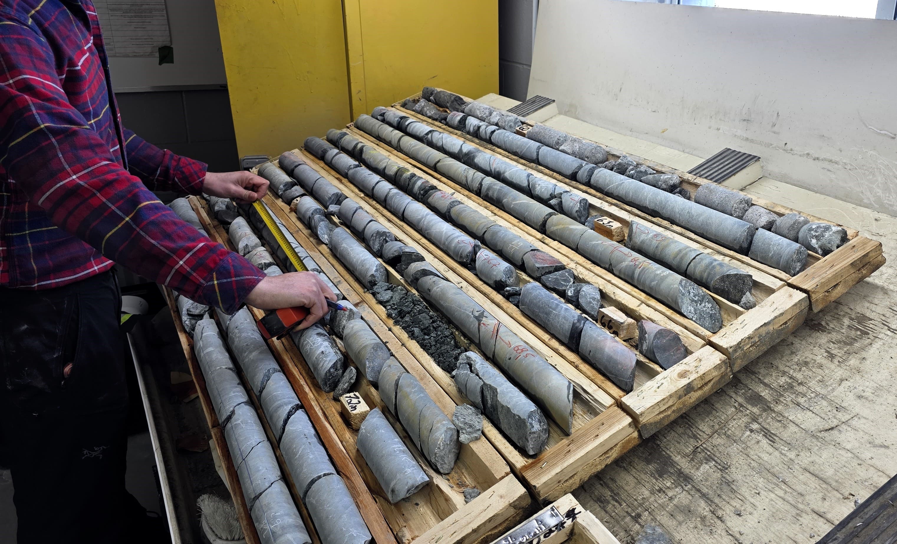 Un des géologues de Nuvau Minerals en train de mesurer la récupération et les fractures sur la carotte de forage fraîchement forée durant la campagne d'hiver 2026