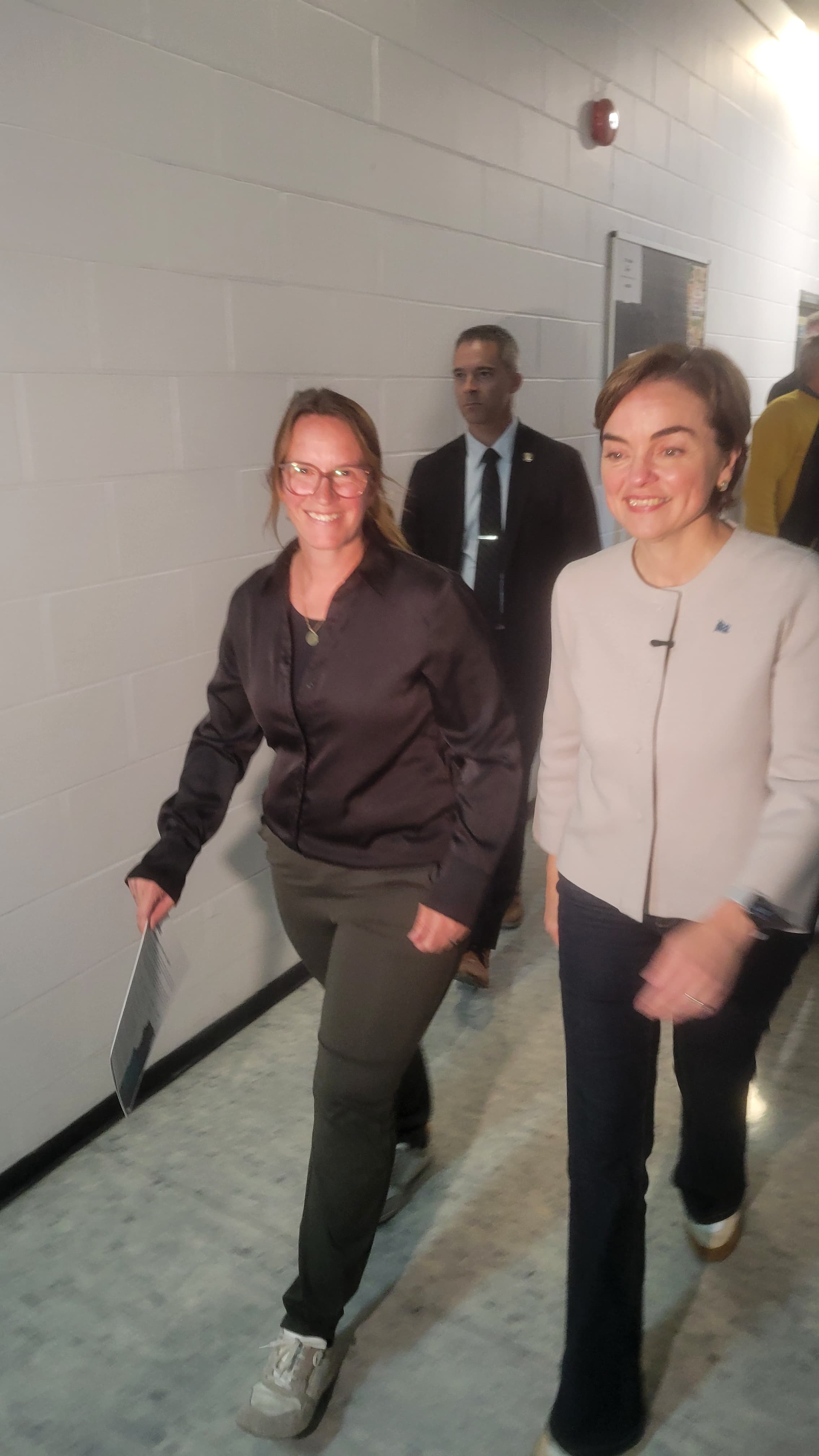 Amélie Béchard, candidate caquiste dans Ungava aux côtés de Christine Fréchette, première ministre et cheffe da la Coalition Avenir Québec (CAQ)  