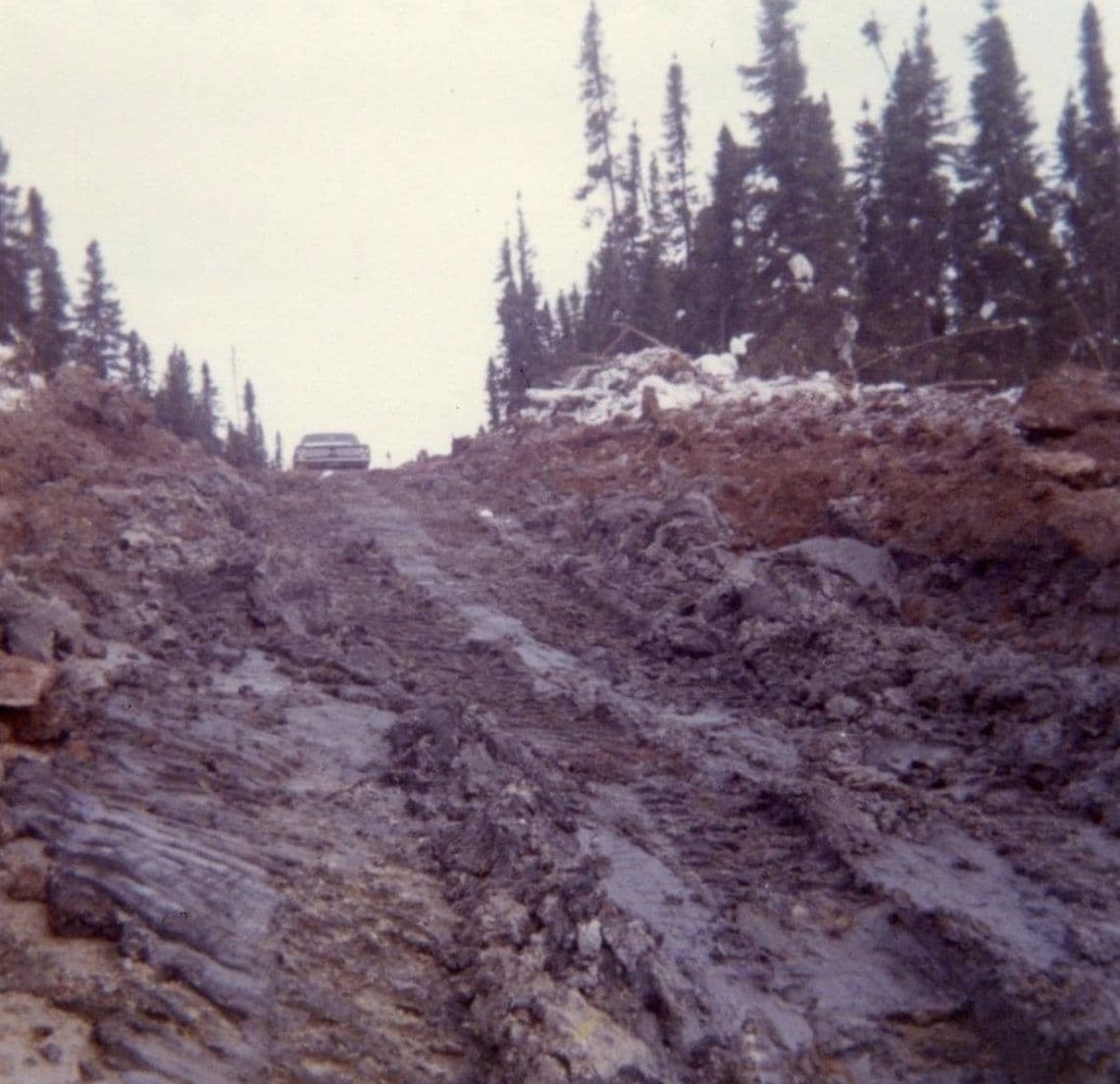 En 1975, un dossier est envoyé aux autorités gouvernementales en vue de graveler une partie du chemin de pénétration entre Villebois et Waskaganish (autrefois Rupert House)