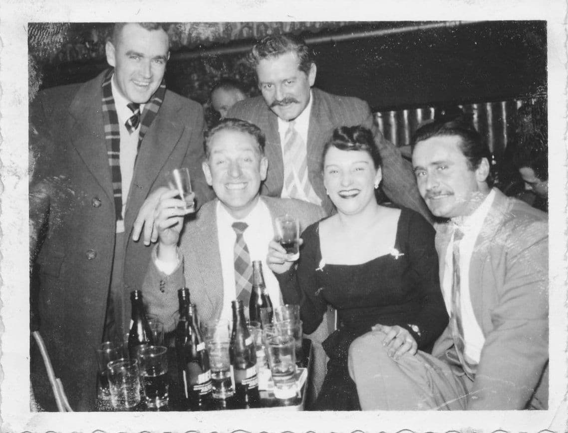 Un exemple de photographie abîmée par des empreintes de doigts / Georges (?), Wally McQuade, Ray Wilkie, Helène Lavoie et Jos Mann à l’hôtel Waconichi de Chibougamau, vers 1954