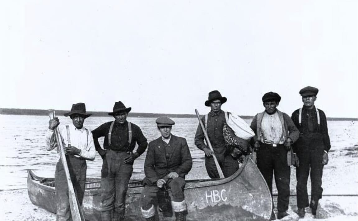 Groupe avec un canot de la CBH à Waskaganish (Rupert House), vers 1921