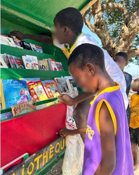 Enfants devant la bibliothèque mobile