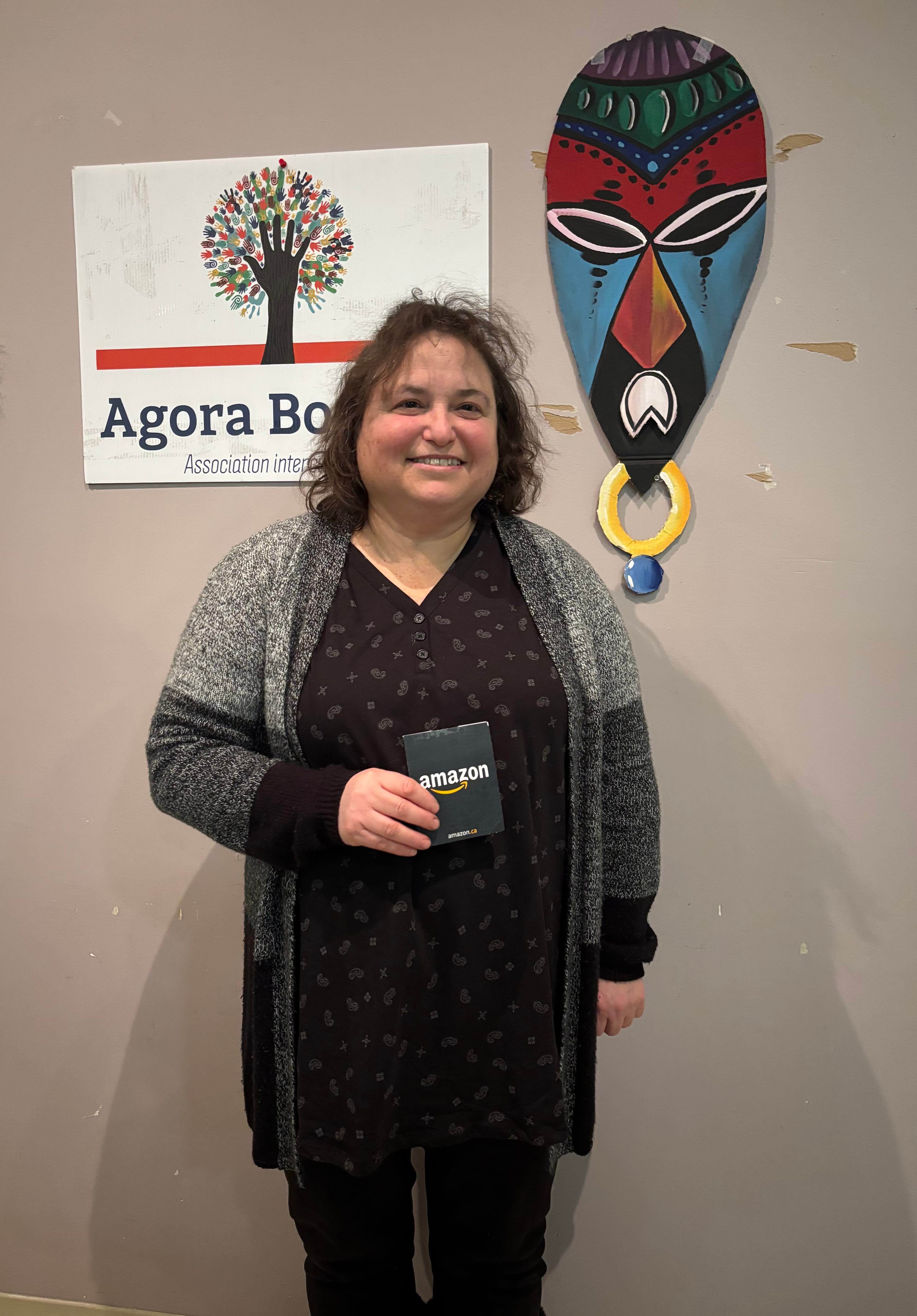 L’artiste en arts visuels Judith Dimentberg présentant son prix remporté lors du duel artistique, le 7 février 2026