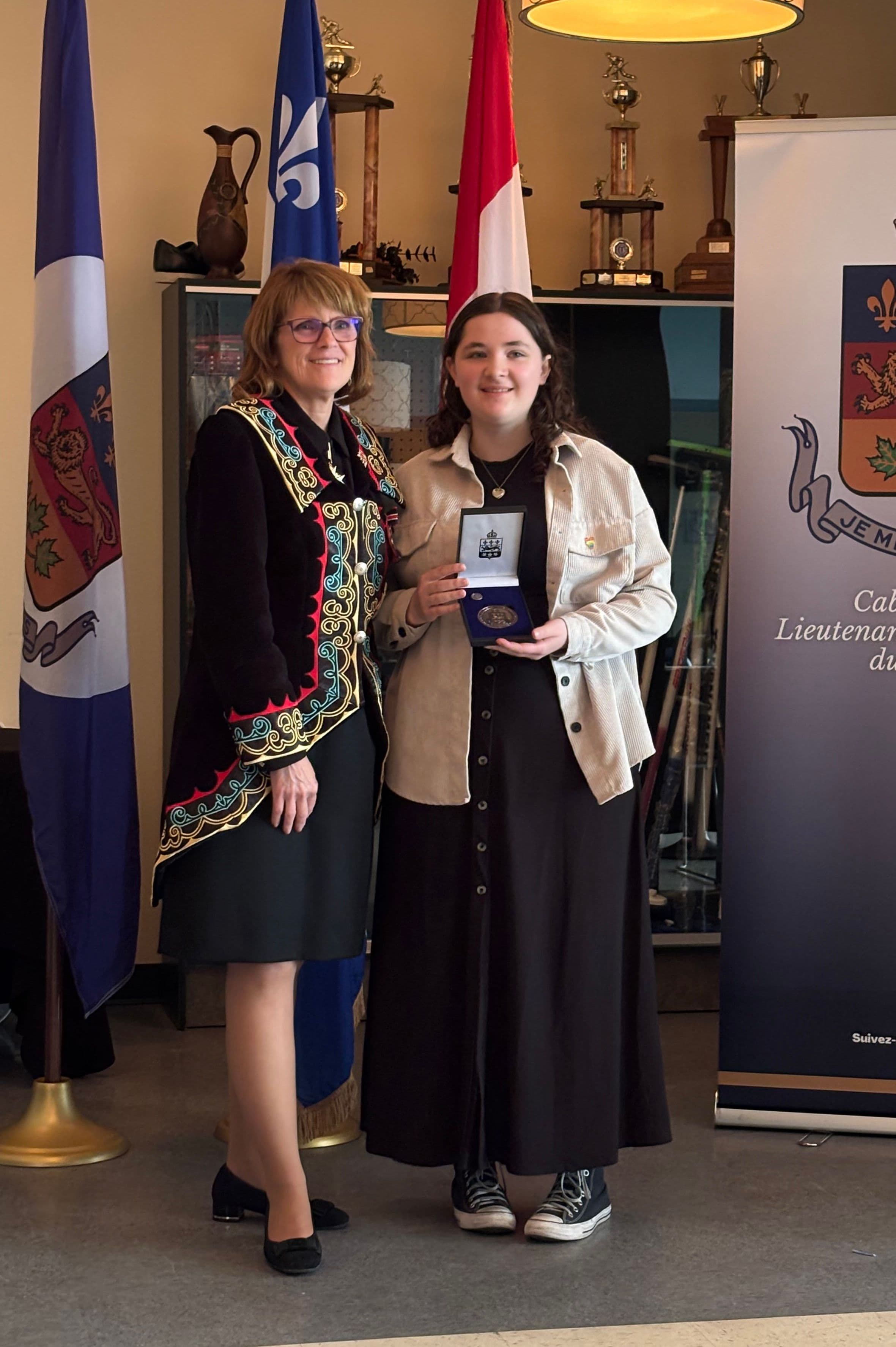 Dorianne Lefebvre, lauréate dans la catégorie Jeunesse aux côtés de l'Honorable Manon Jeannotte, Lieutenante-gouverneure du Québec