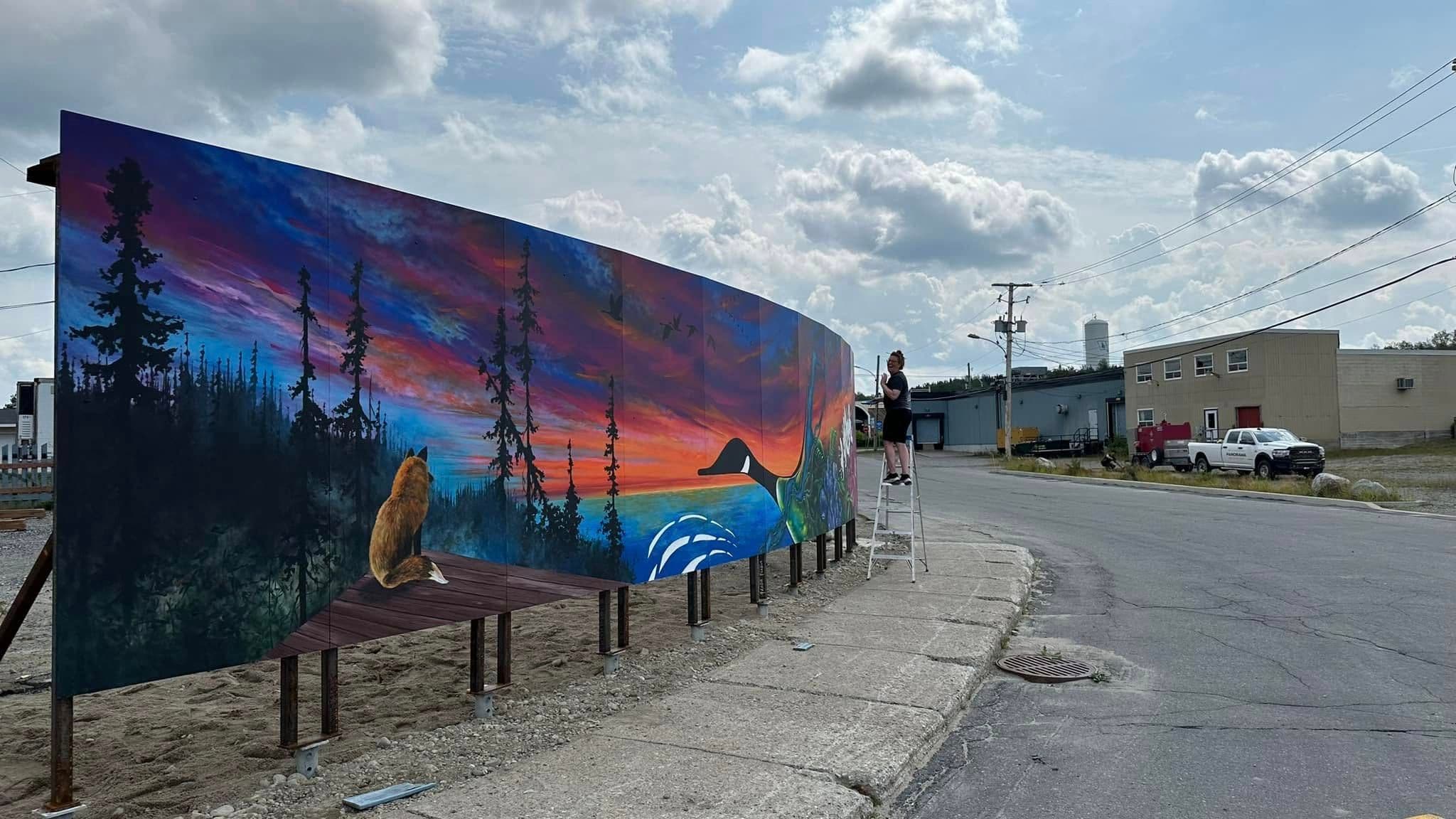 Murale représentant les couleurs nordiques, peinte par Stéfanie Thompson et installée à Matagami en 2024