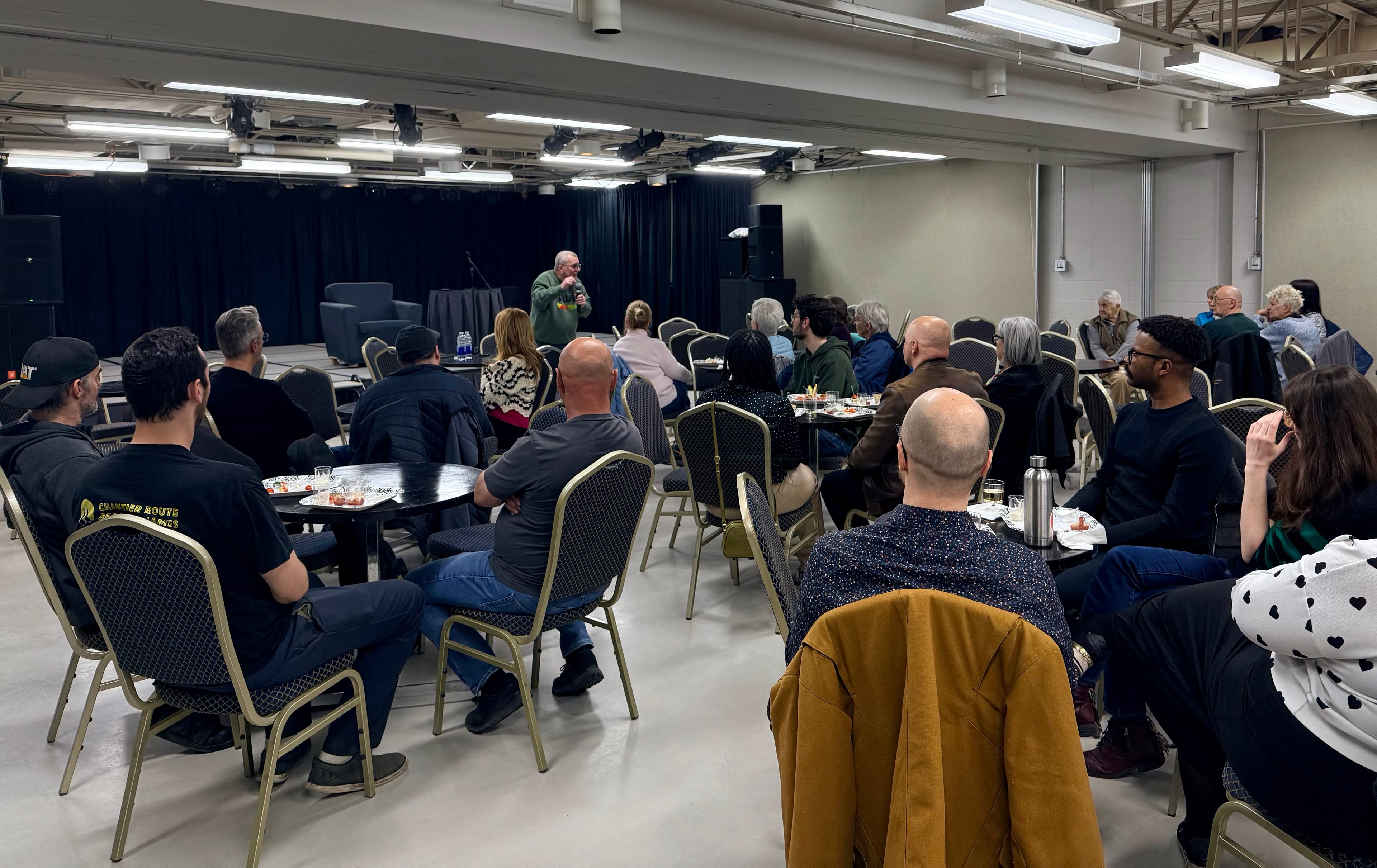 Rassemblement à la salle multidisciplinaire du Centre civique de Matagami pour l’entrevue-conférence animée par Régis Labeaume