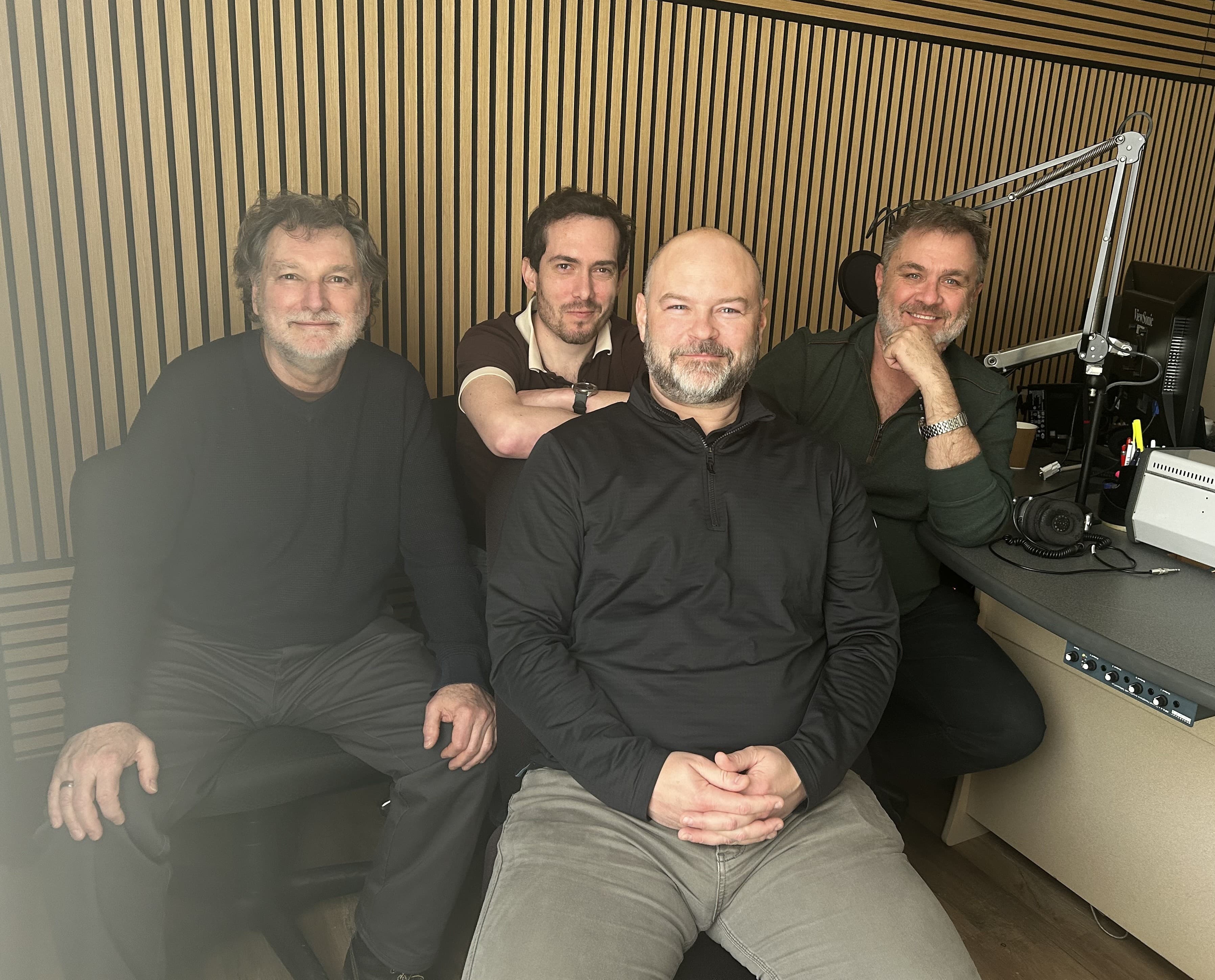 De gauche à droite : Gilles Roy, directeur de l’exploration — Bastien Fresia, directeur des services techniques — Peter Van Alphen, président et directeur des opérations ; au milieu Philippe Rio Roberge, directeur du développement du projet, dans les studios de l'Aurore Info à Matagami  