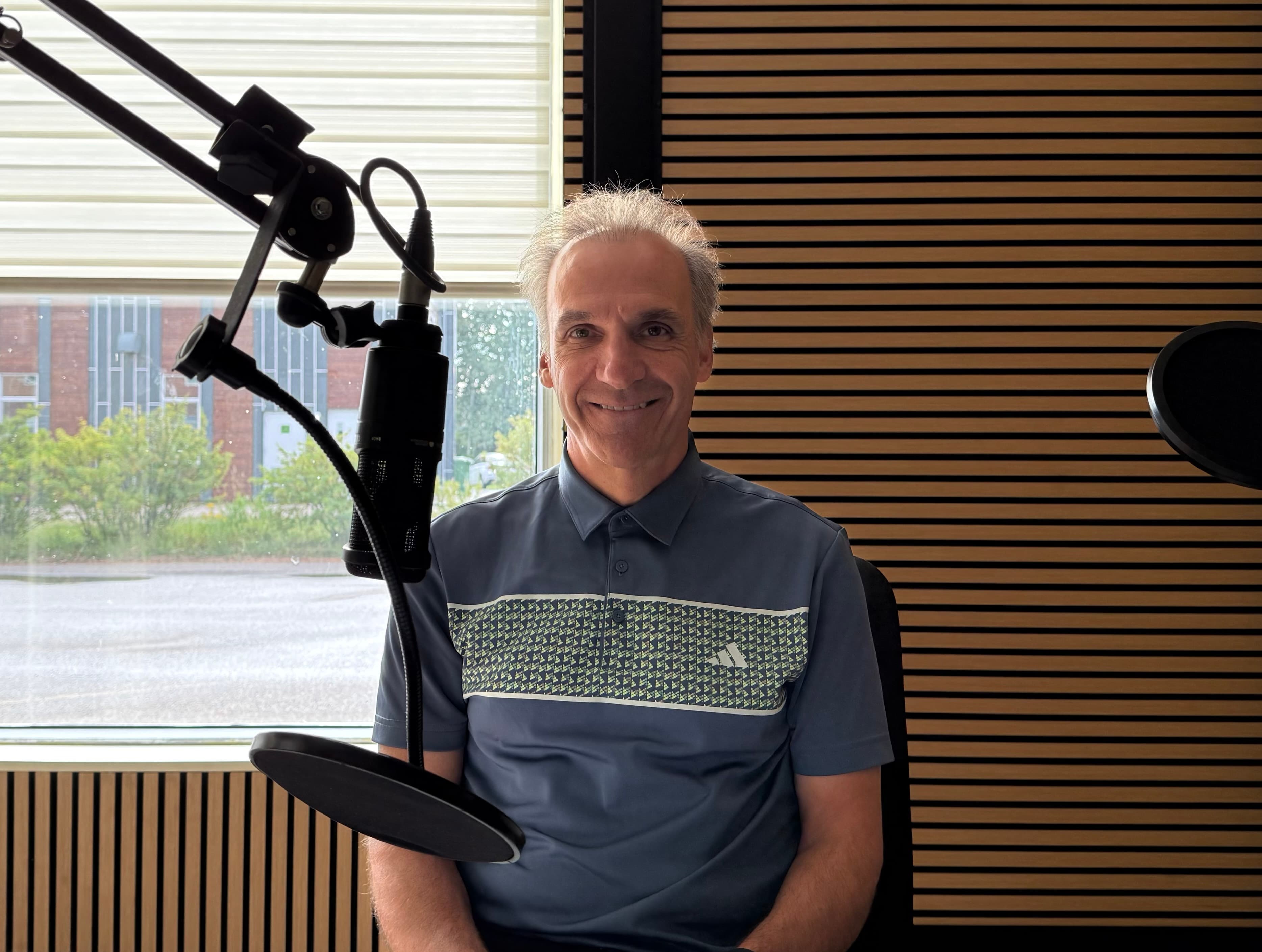 Michel Laplace, directeur général du Centre de services scolaire de la Baie-James, dans les studios de l’Aurore Info