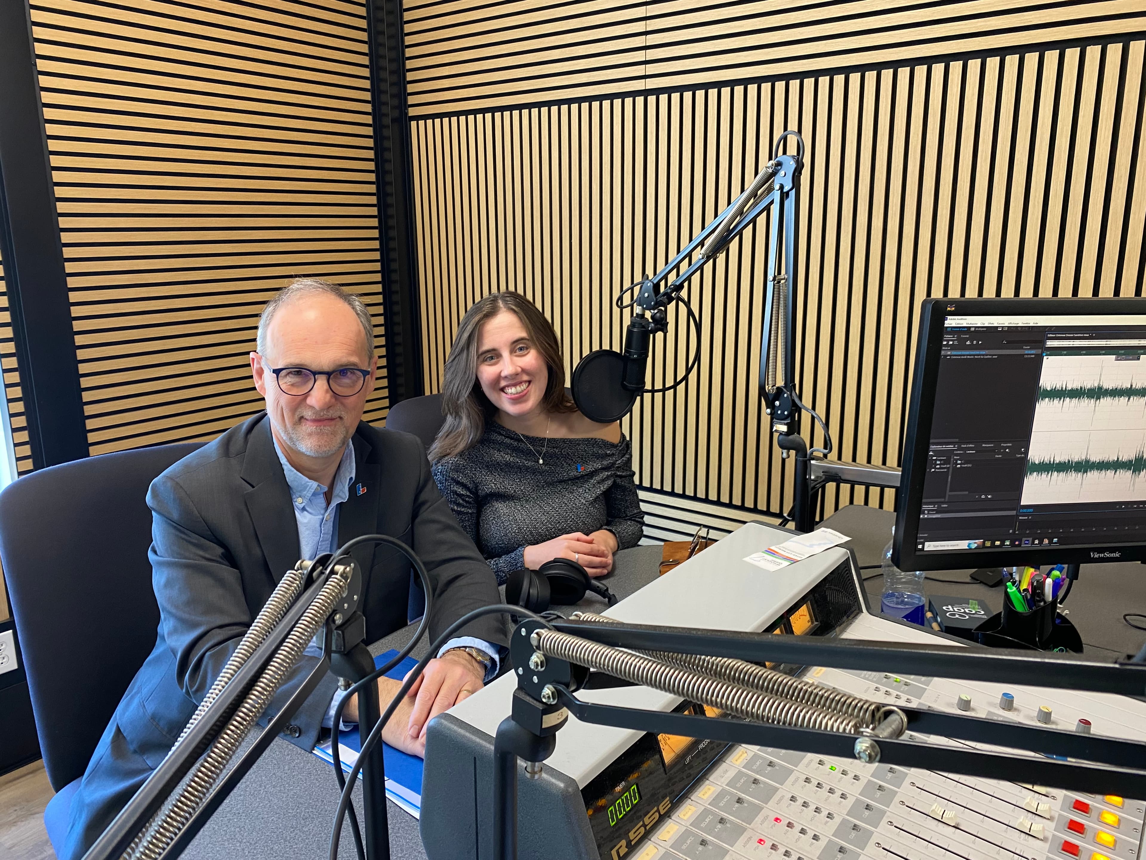 André A. Morin, porte-parole de l'opposition officielle pour le Nord-du-Québec, pour les Relations avec les Premières Nations et les Inuit et pour la Justice aux côtés de Sandrine Rioux, candidate du Parti libéral du Québec (PLQ) dans Ungava, lors d'une entrevue dans les studios d'Aurore Info 