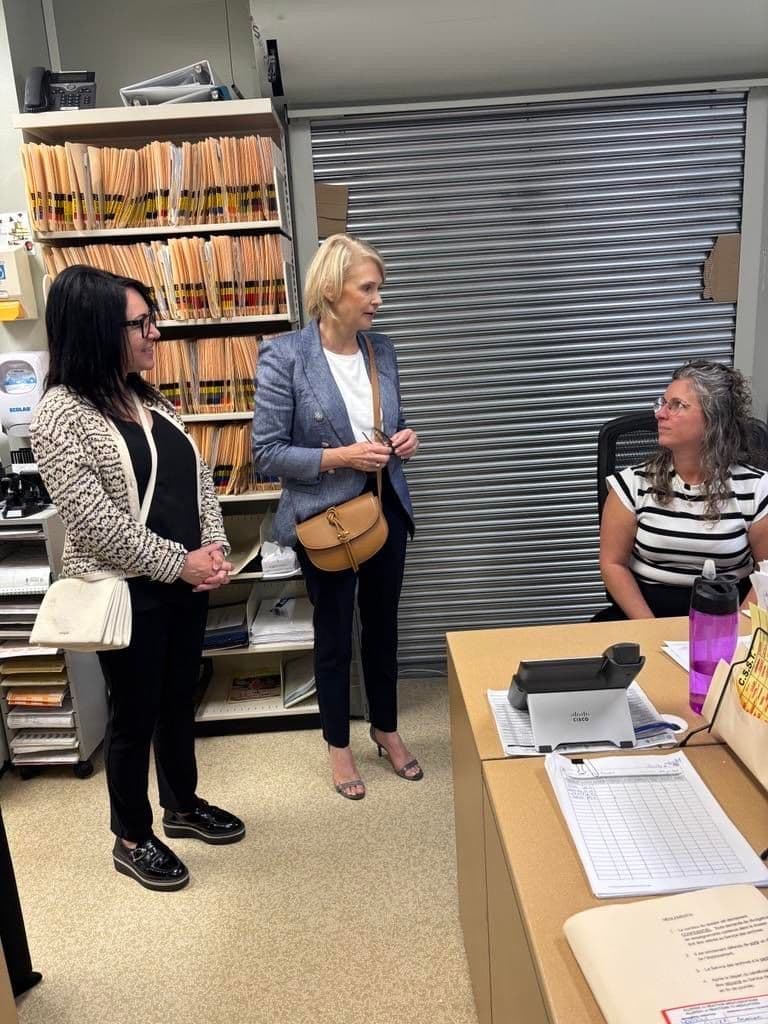 De gauche à droite :  Nathalie Boisvert, PDG du CRSSSBJ — Geneviève Biron, présidente de Santé Québec — Annie Perreault de l’équipe des archives, lors de la visite au secteur des archives du Centre de santé René-Ricard.
