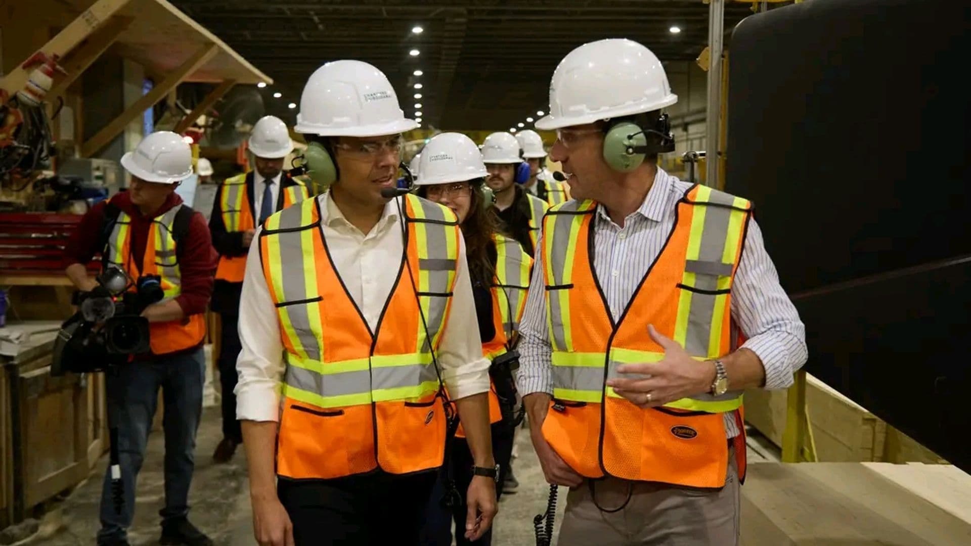 Charles Milliard, chef du Parti libéral du Québec (PLQ) et Frédéric Verreault, vice-président aux affaires corporatives chez Chantiers Chibougamau, lors de la visite du chef du PLQ à l'usine de Chibougamau