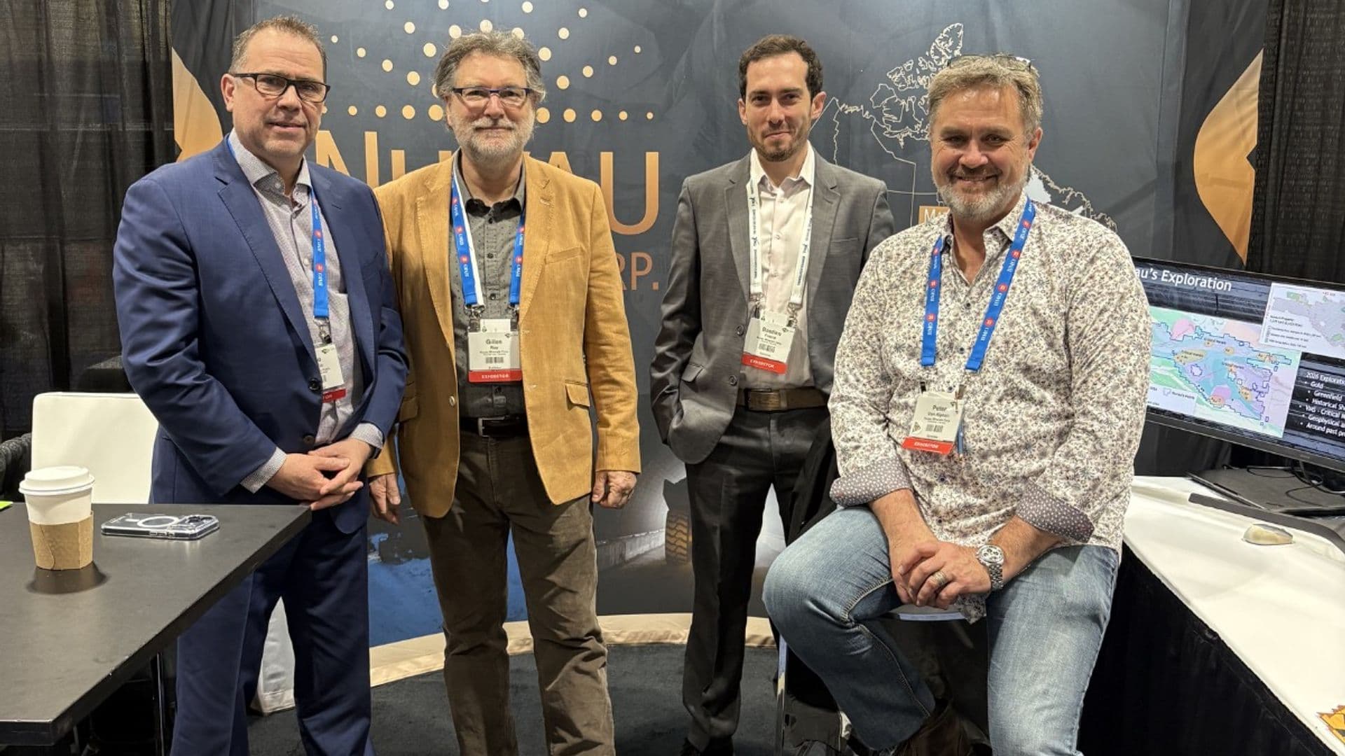 De gauche à droite : Steve Filipovic, directeur financier — Gilles Roy, directeur de l’exploration — Bastien Fresia, directeur des services techniques et Peter Van Alphen, président et directeur des opérations