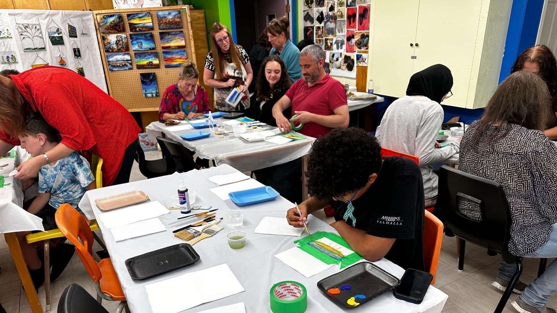 Animés par deux artistes professionnelles, ces trois ateliers permettront aux participantes d’apprendre à créer des pigments naturels en aquarelle avant de réaliser une œuvre inspirée de la nature.