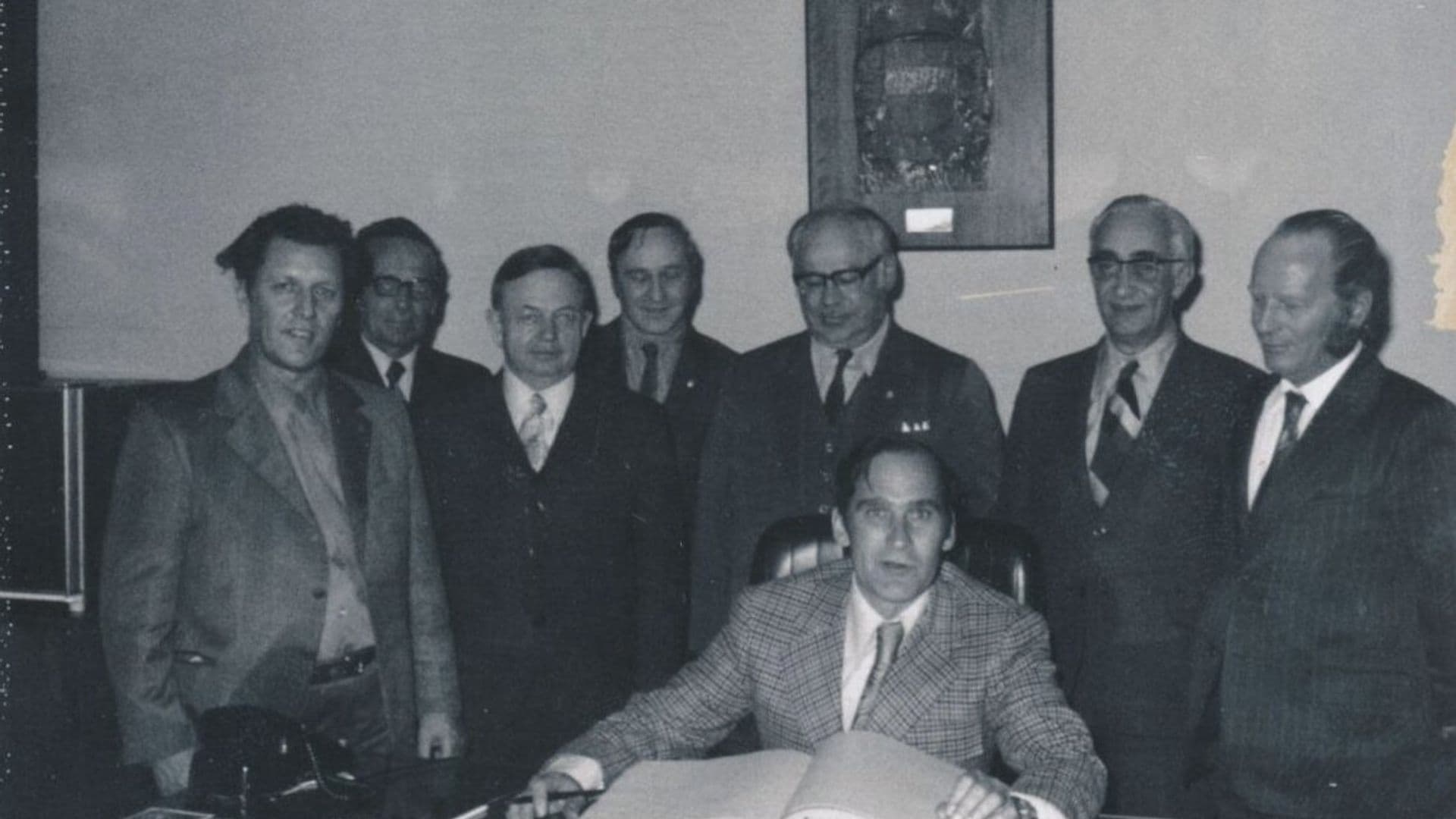 Rencontre entre les maires de 6 municipalités abitibiennes, en 1971. M. Maurice Massé (Maire de Chapais), M. Lucien Tanguay (échevin), M.Gérard Magny (Maire d'Amos), M. Guy Soumis (échevin à Chapais), M. Gérard Poirier (Maire de Lebel-sur-Quévillon), M. Wilfrid Sabourin (Maire de Val-d'Or), M. Claude Roy, (Maire de Barraute), et assis, M. Godefroy de Billy (Maire de Chibougamau). Société d’histoire de la Baie-James | P33,S3,SS3,SSS26,D7,P1.