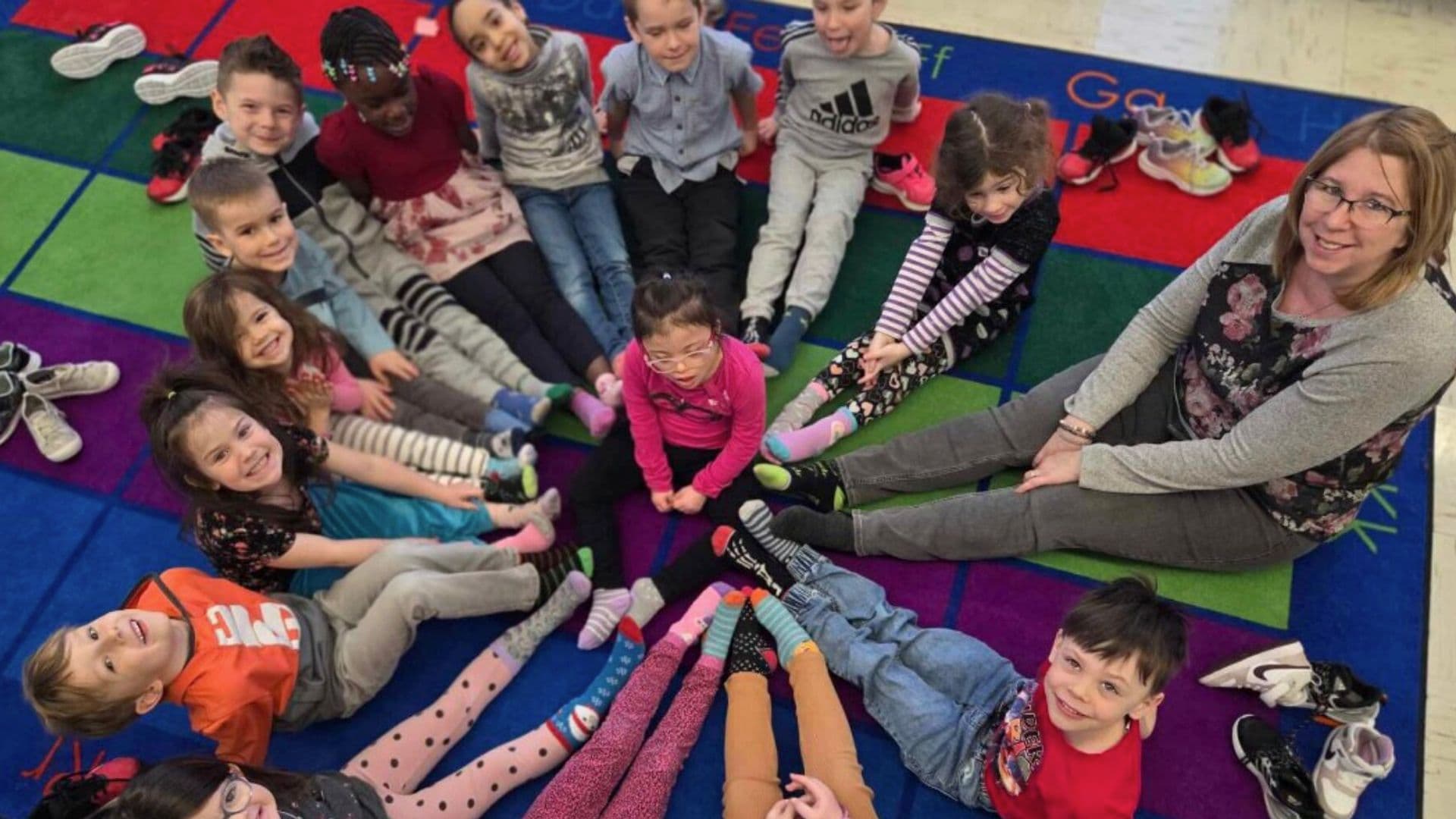 Plusieurs initiatives, comme le port de bas dépareillés, ont permis d’encourager l’inclusion et d’éveiller à la différence dès le plus jeune âge.