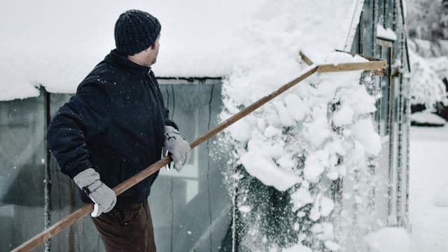 Déneigement des toitures : Matagami appelle à la vigilance après un effondrement à Rouyn-Noranda