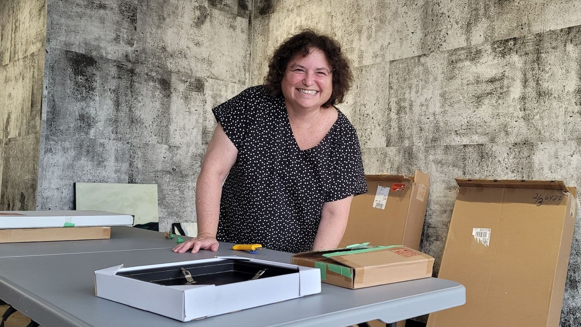 Dans cette œuvre, l’artiste met en avant la fragilité du vivant et l’importance de protéger l’environnement à travers différentes techniques artistiques.