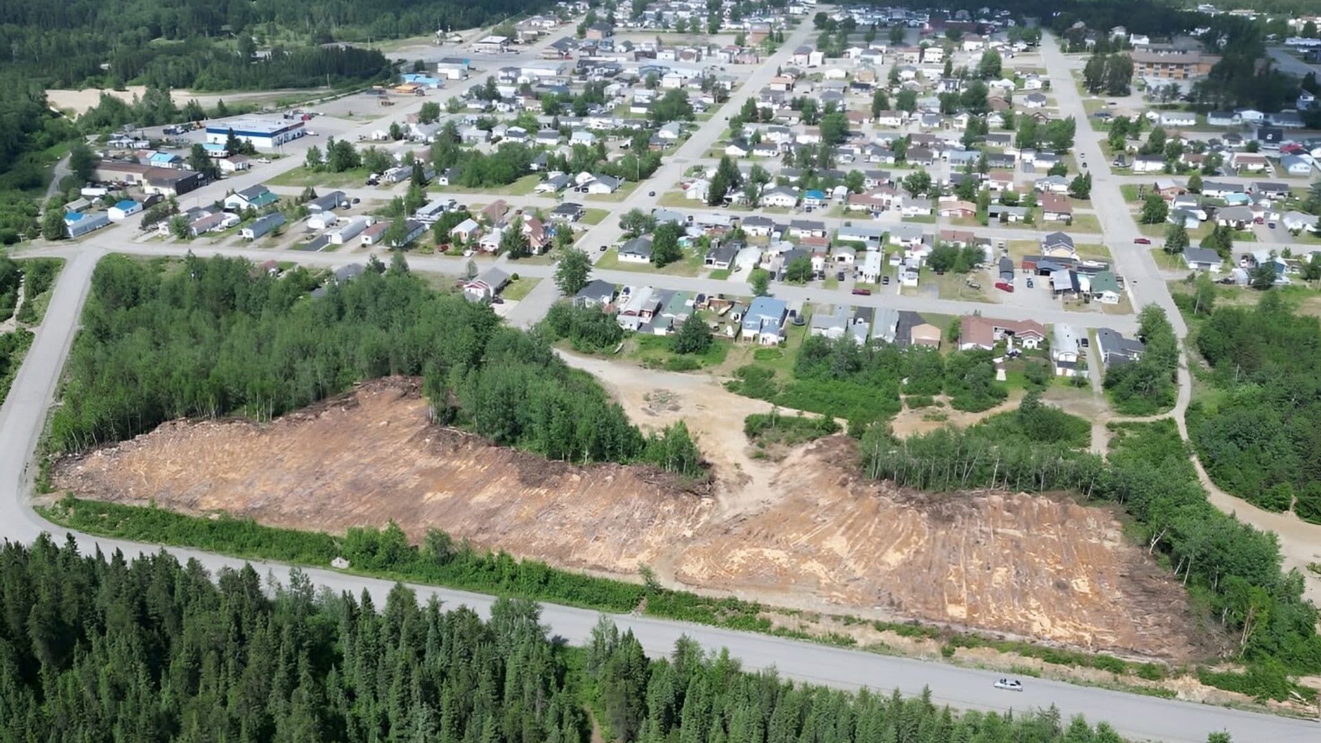 Prévu jusqu’en 2027, le projet permet de restaurer le territoire forestier tout en soutenant l’économie locale avec la plantation d’arbres utiles à la production d’huiles essentielles.