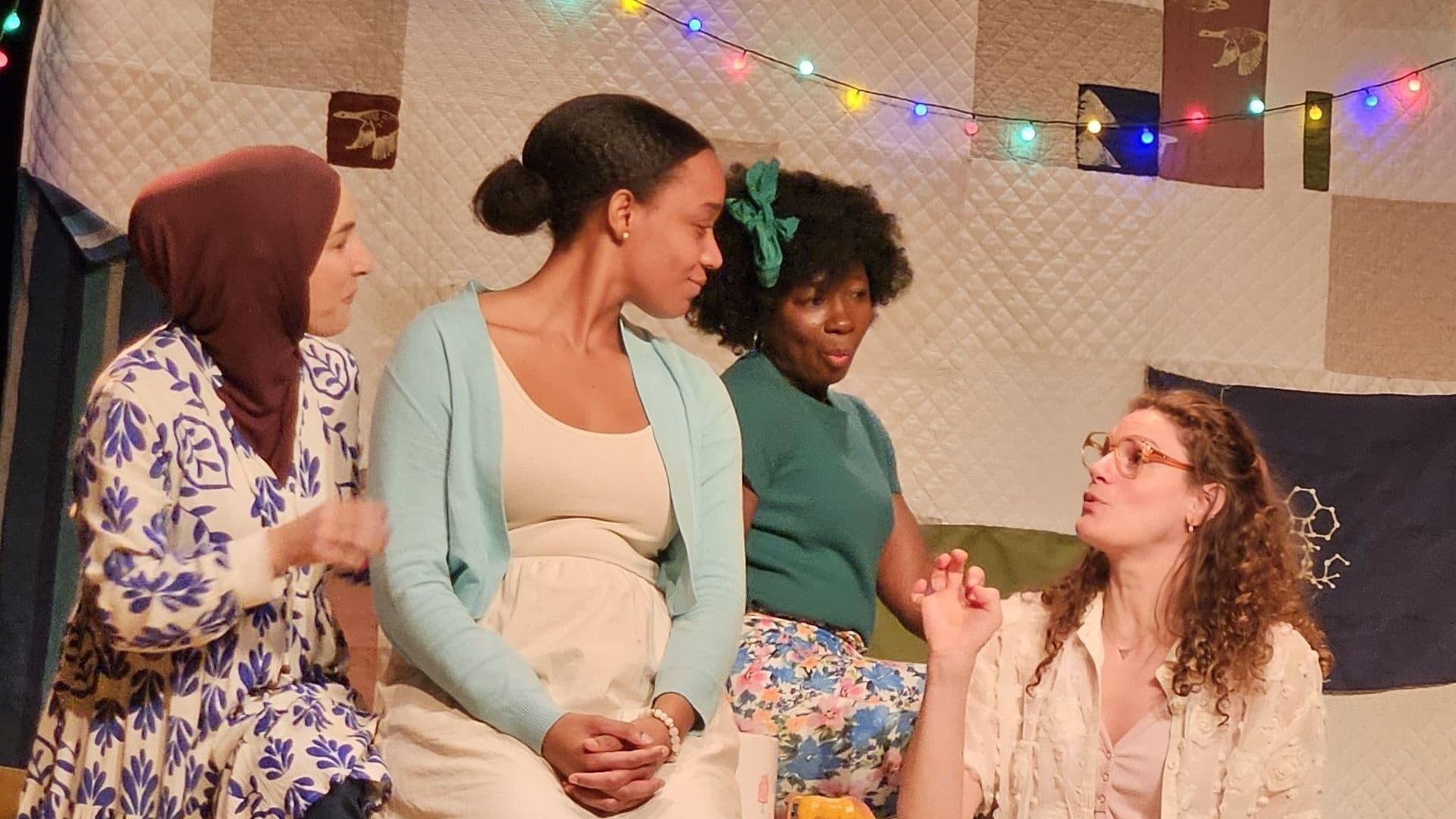 Par leurs témoignages, les comédiennes cherchent à créer un lien plus fort de compréhension et d’empathie avec le public.