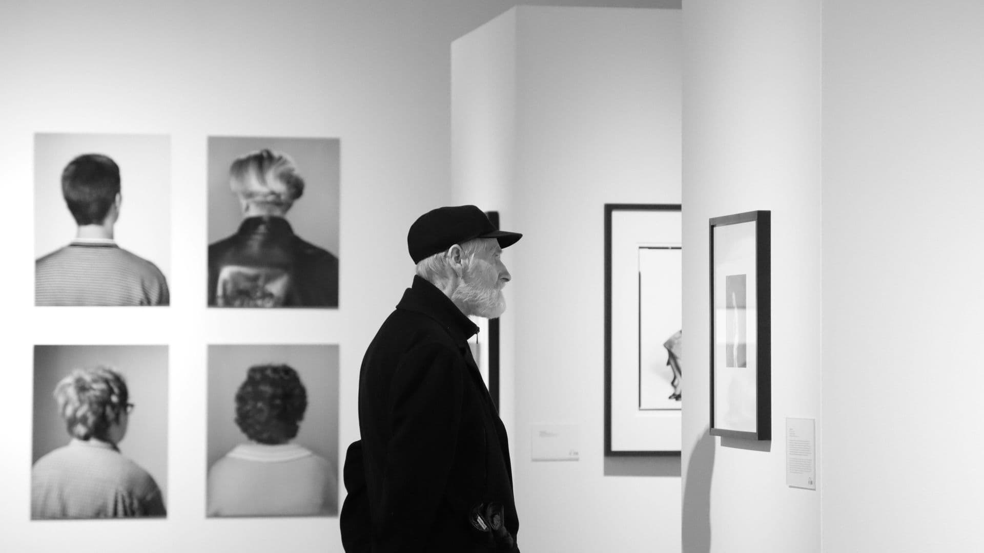 Un homme dans un musée