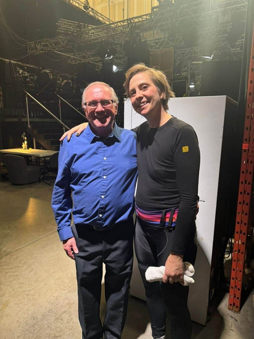 Claude Roy en compagnie de l'artiste Ève Landry dans les coulisses de l'émission En direct de l'Univers, diffusée le 18 octobre 2025